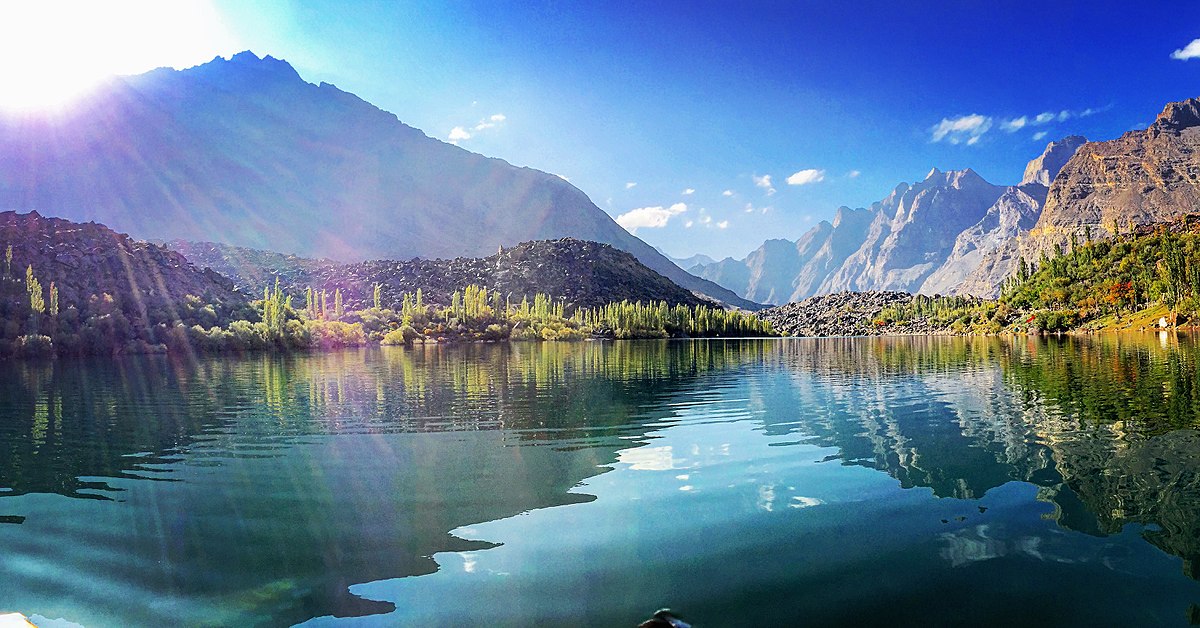 1200px-Upper_Kachura_lakes_-_Skardu_city_-Gilgit-Baltistan_Pakistan